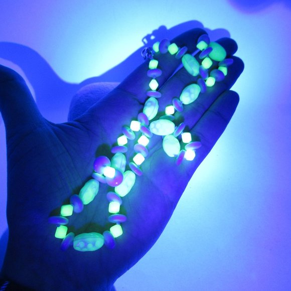 Uranium and Czech glass bead necklace - Picture 5 of 11